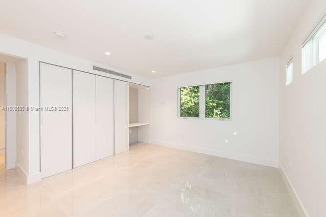 出租: $22,500 (5 贝兹, 4 浴室, 3684 平方英尺)