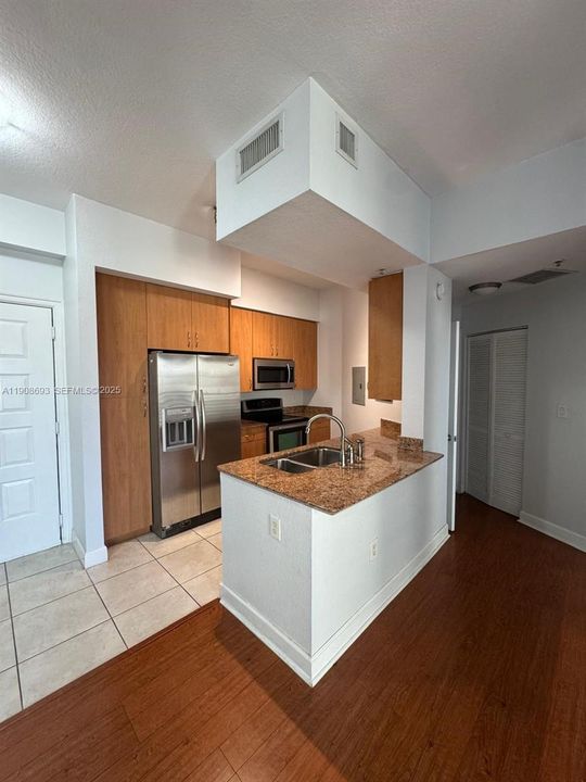 Недавно арендовано: $2,150 (1 спален, 1 ванн, 815 Квадратных фут)