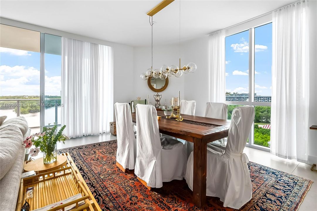 合同活跃: $1,150,000 (2 贝兹, 2 浴室, 1958 平方英尺)