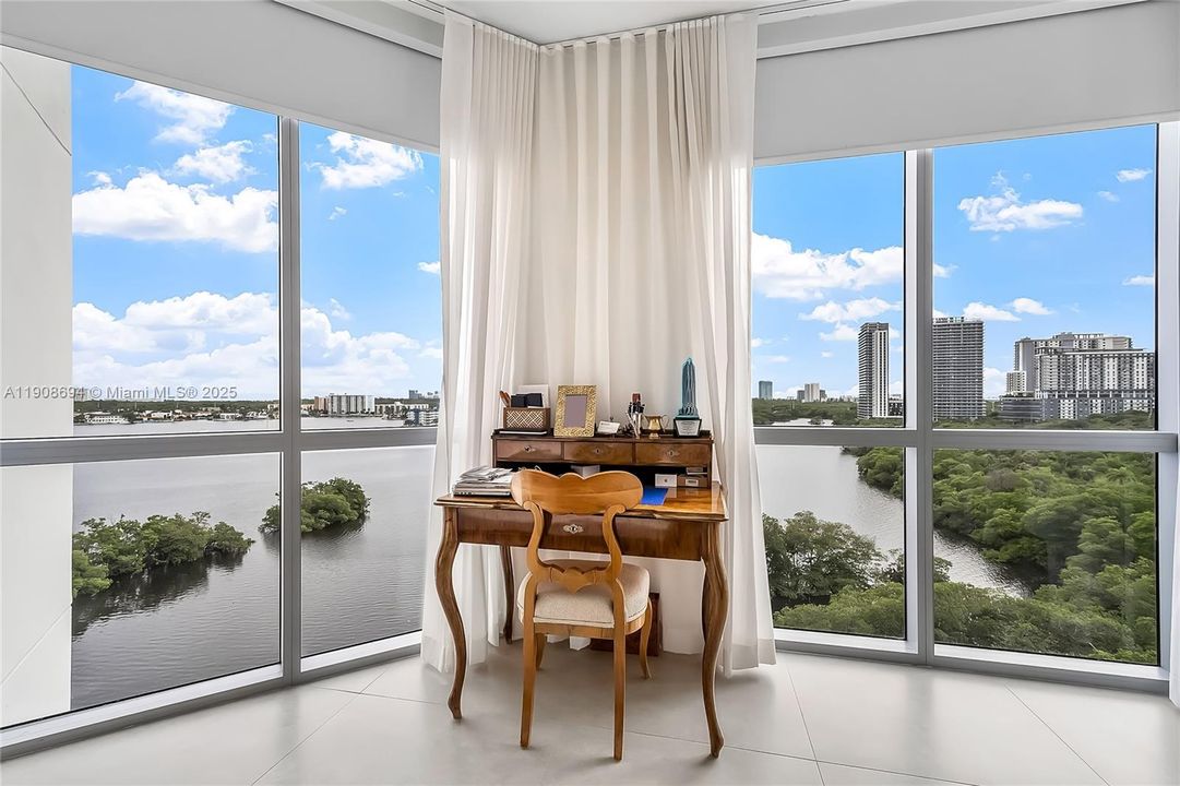 合同活跃: $1,150,000 (2 贝兹, 2 浴室, 1958 平方英尺)