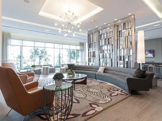 合同活跃: $1,150,000 (2 贝兹, 2 浴室, 1958 平方英尺)