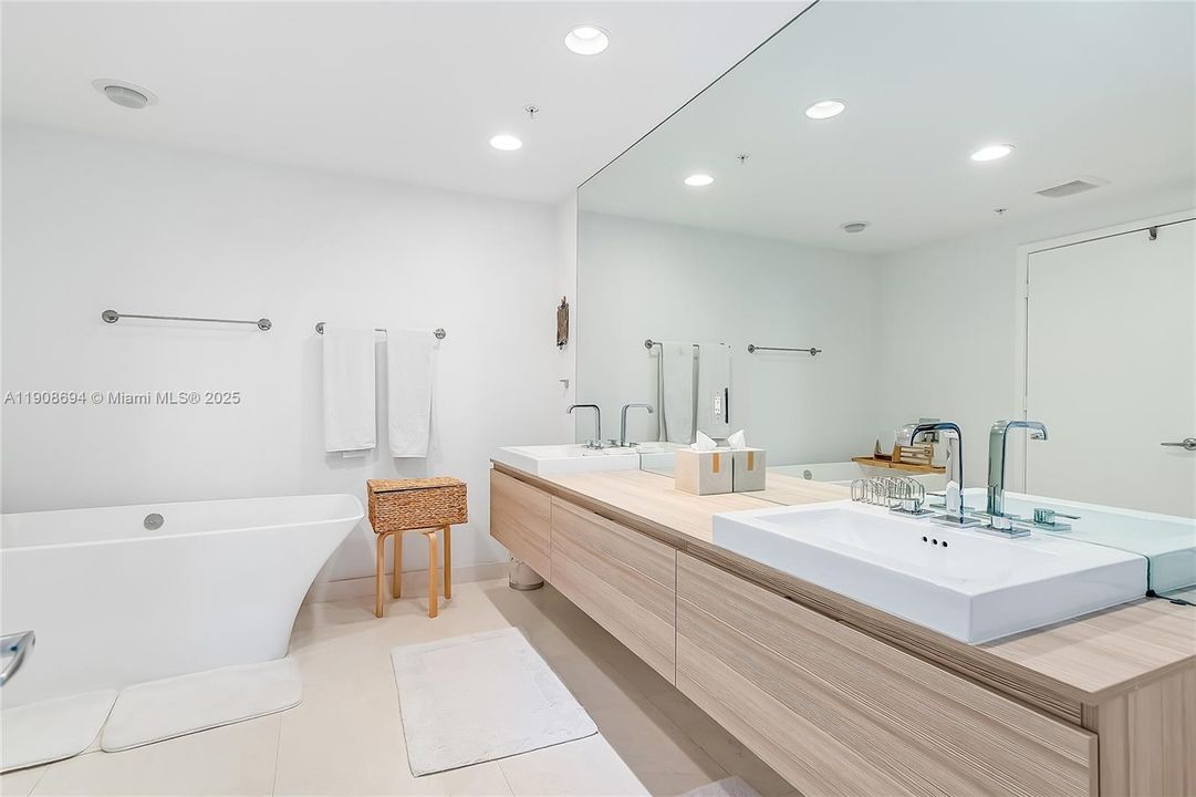 合同活跃: $1,150,000 (2 贝兹, 2 浴室, 1958 平方英尺)