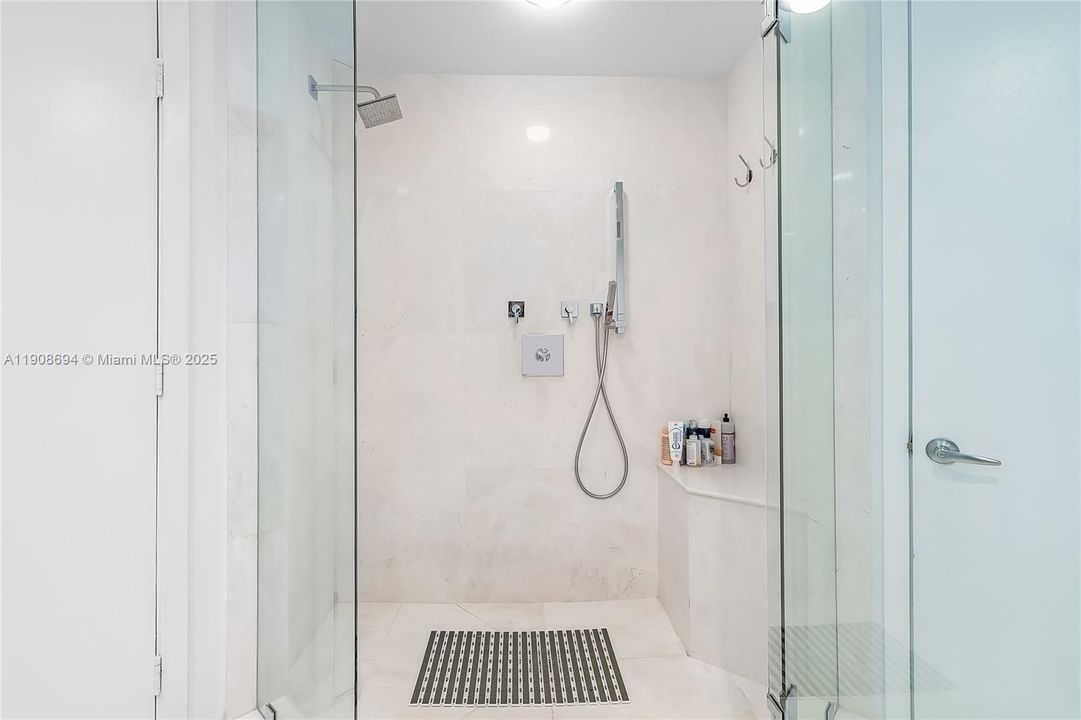 合同活跃: $1,150,000 (2 贝兹, 2 浴室, 1958 平方英尺)