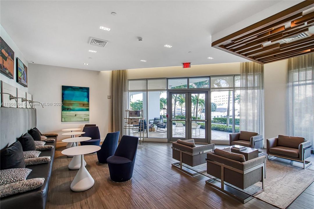 合同活跃: $1,150,000 (2 贝兹, 2 浴室, 1958 平方英尺)