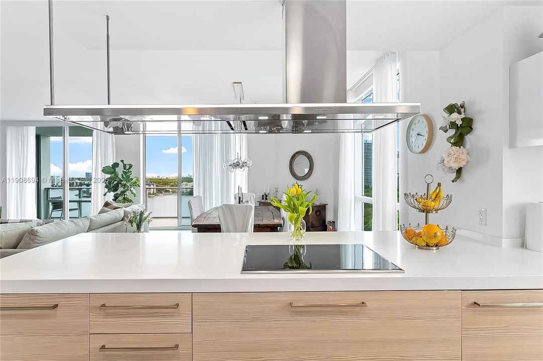 合同活跃: $1,150,000 (2 贝兹, 2 浴室, 1958 平方英尺)