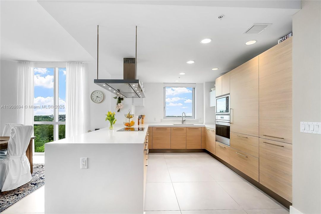 合同活跃: $1,150,000 (2 贝兹, 2 浴室, 1958 平方英尺)