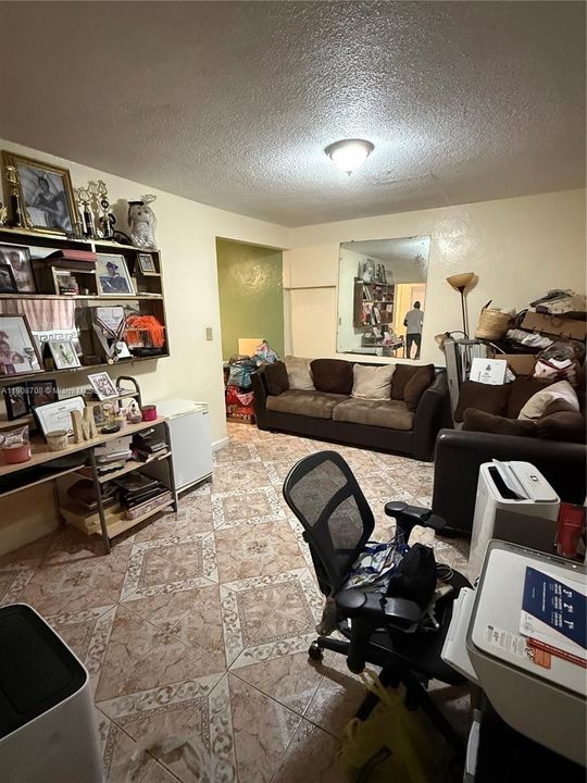 For Sale: $340,000 (2 beds, 1 baths, 840 Square Feet)