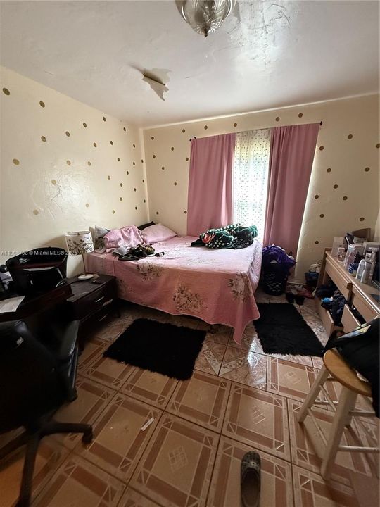 For Sale: $340,000 (2 beds, 1 baths, 840 Square Feet)