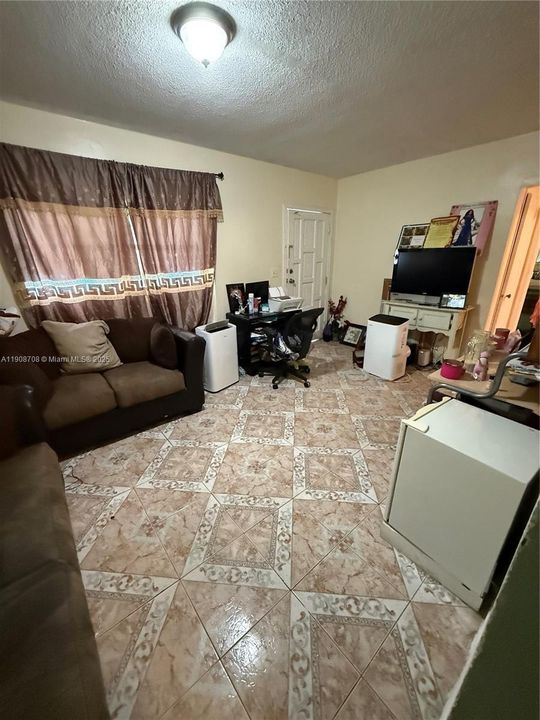 For Sale: $340,000 (2 beds, 1 baths, 840 Square Feet)