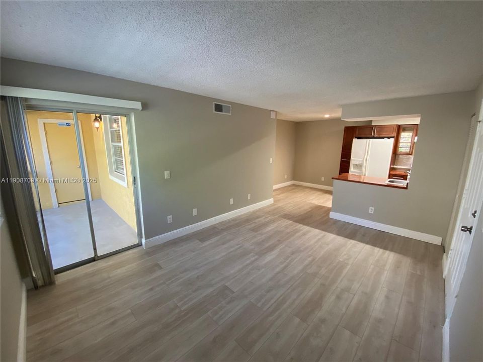 Active With Contract: $1,775 (2 beds, 1 baths, 903 Square Feet)