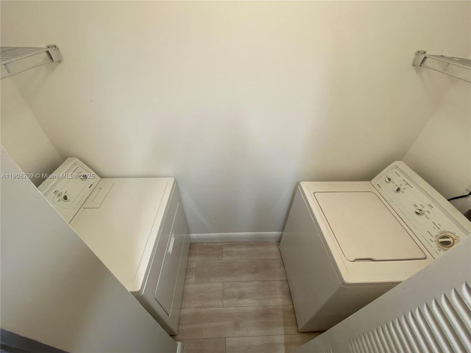 Active With Contract: $1,775 (2 beds, 1 baths, 903 Square Feet)