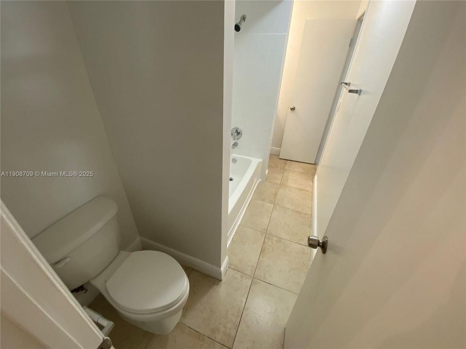 Active With Contract: $1,775 (2 beds, 1 baths, 903 Square Feet)