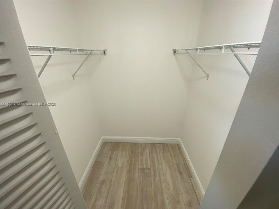 Active With Contract: $1,775 (2 beds, 1 baths, 903 Square Feet)