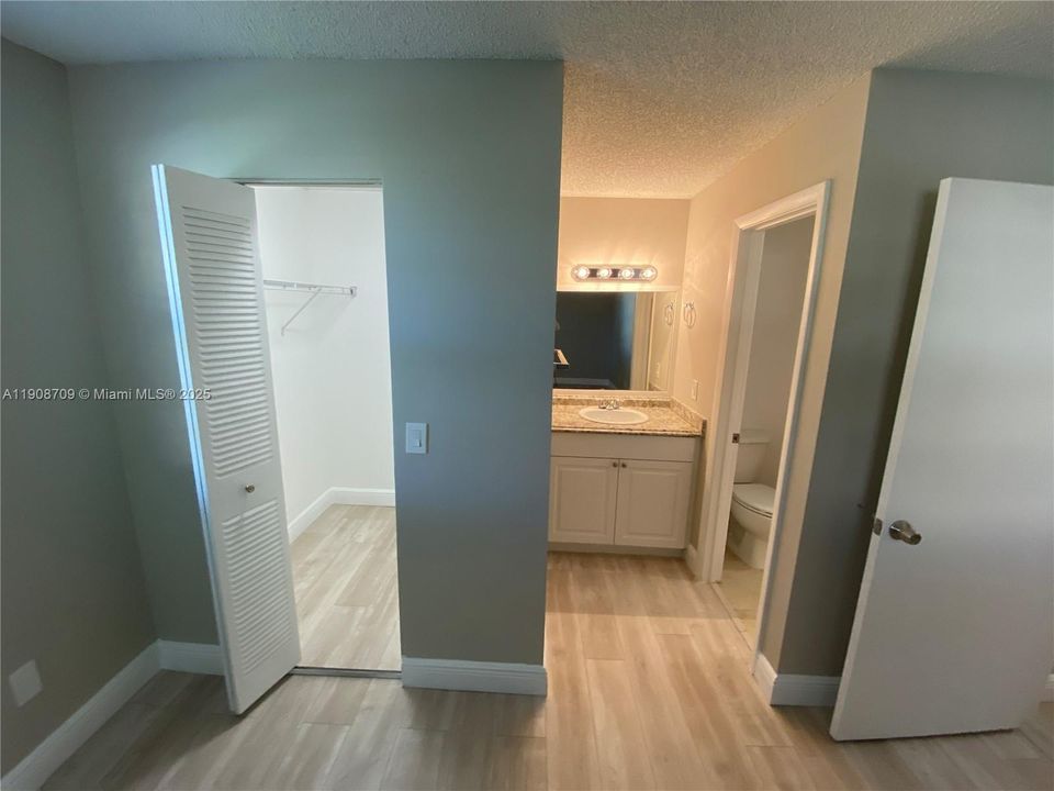 Active With Contract: $1,775 (2 beds, 1 baths, 903 Square Feet)