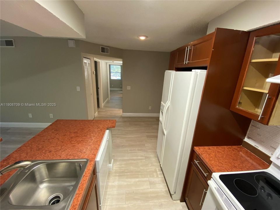 Active With Contract: $1,775 (2 beds, 1 baths, 903 Square Feet)