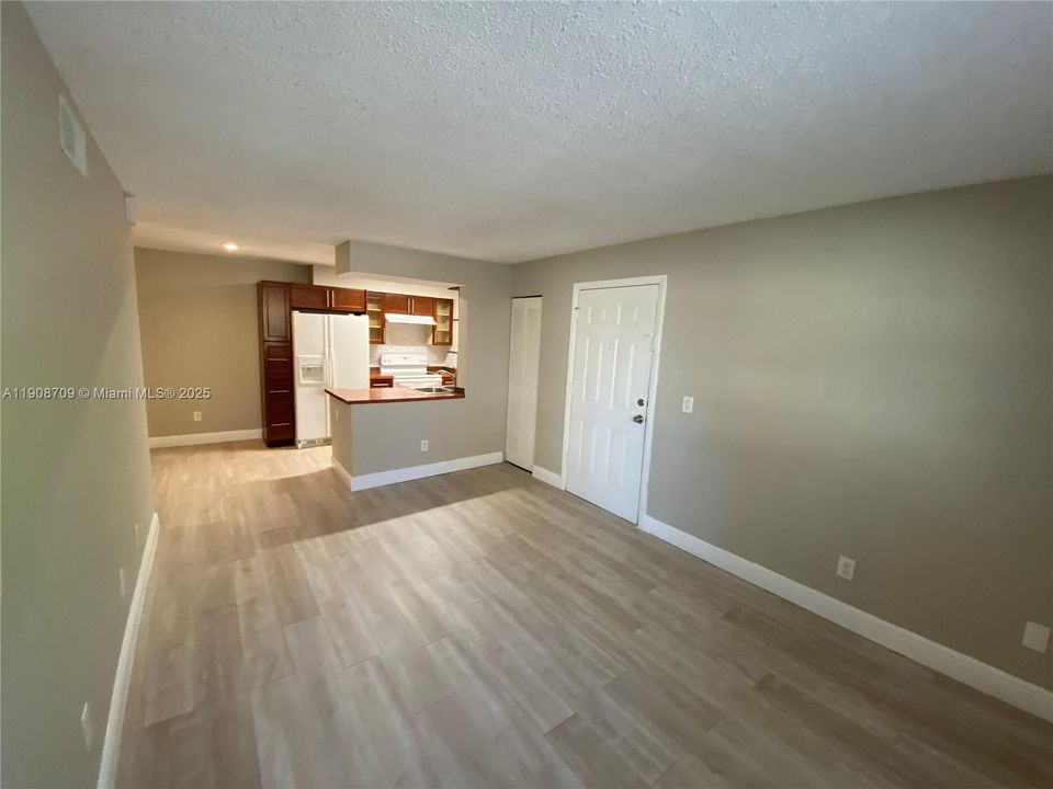 Active With Contract: $1,775 (2 beds, 1 baths, 903 Square Feet)