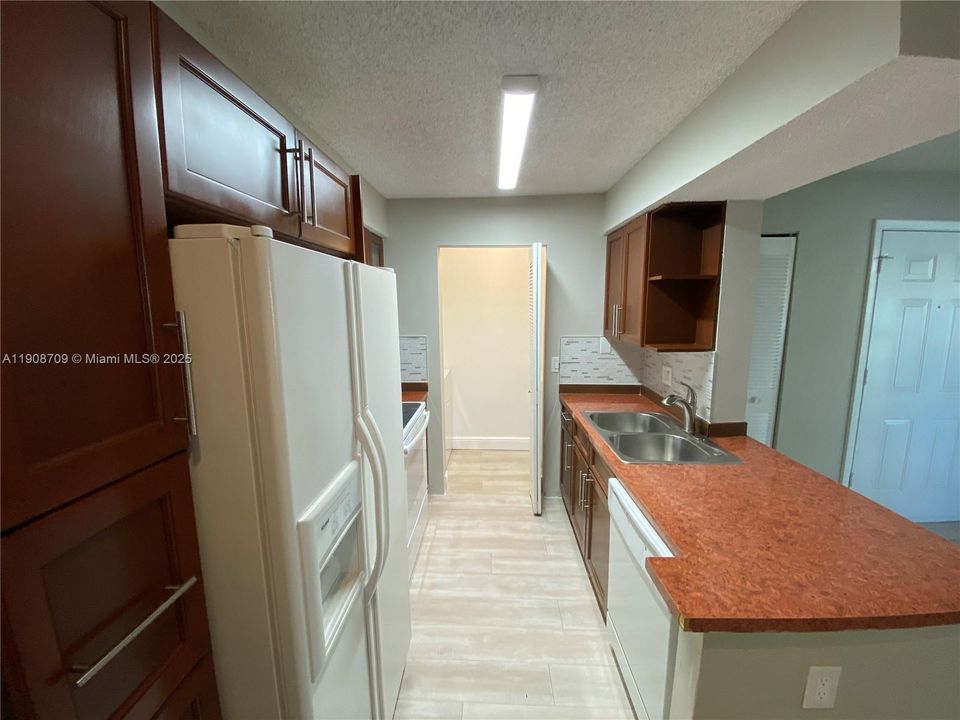 Active With Contract: $1,775 (2 beds, 1 baths, 903 Square Feet)