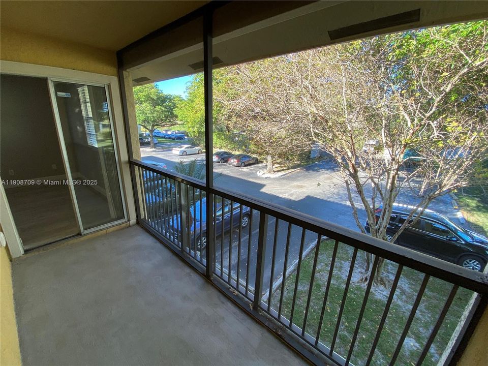 Active With Contract: $1,775 (2 beds, 1 baths, 903 Square Feet)