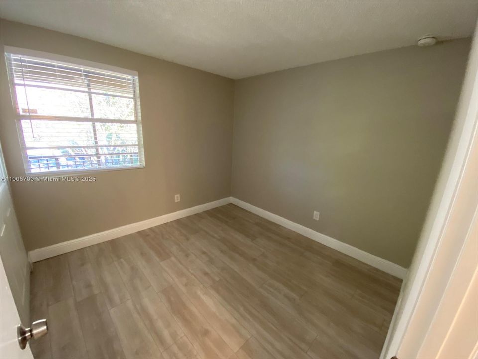 Active With Contract: $1,775 (2 beds, 1 baths, 903 Square Feet)