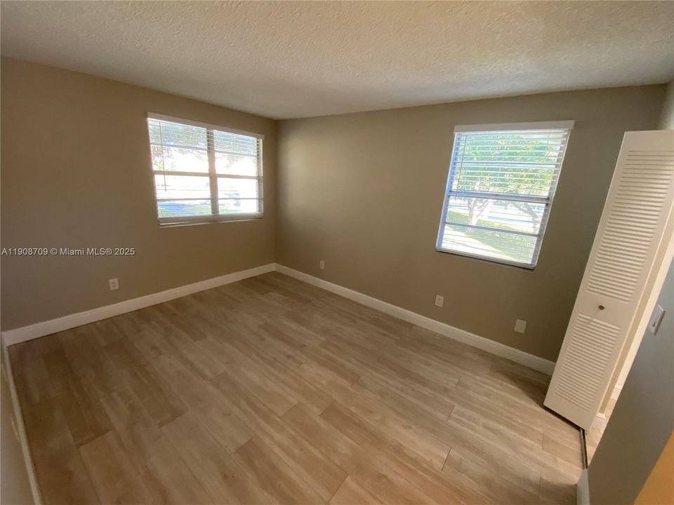 Active With Contract: $1,775 (2 beds, 1 baths, 903 Square Feet)
