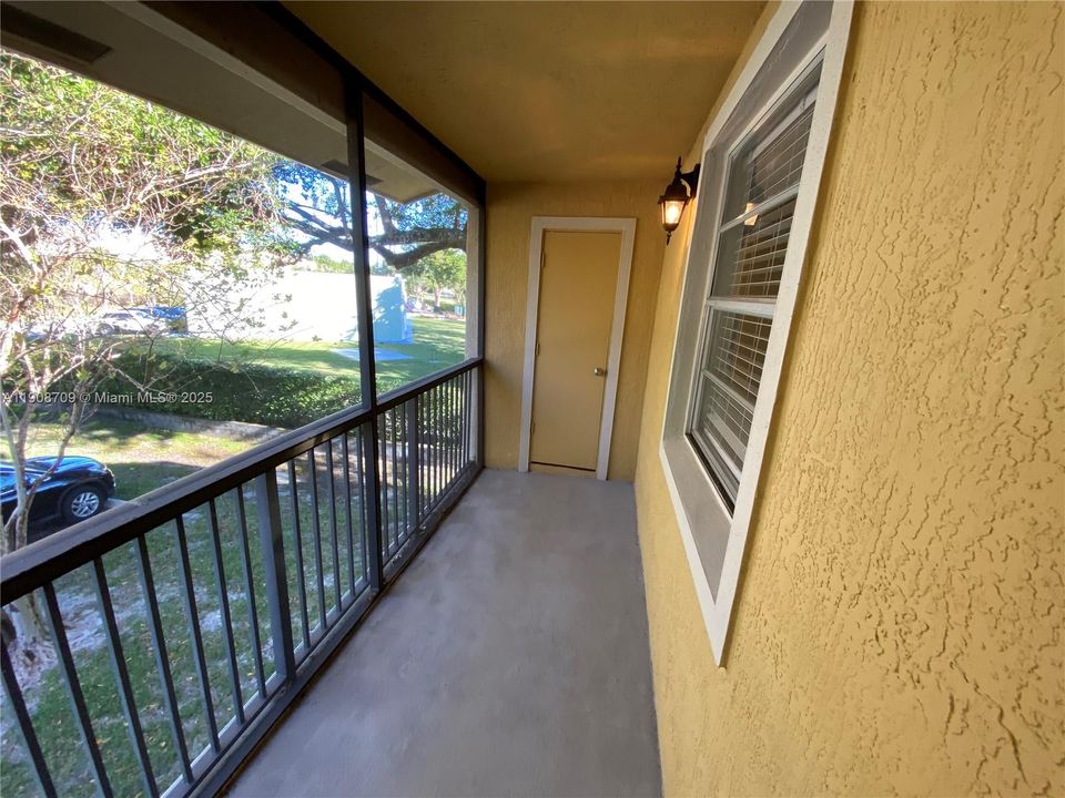 Active With Contract: $1,775 (2 beds, 1 baths, 903 Square Feet)