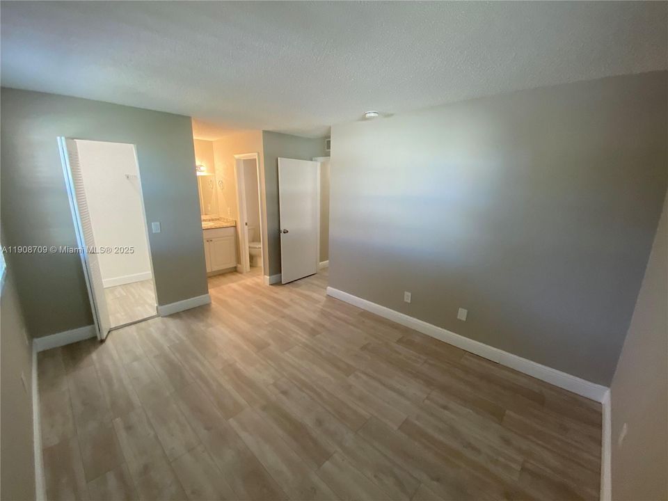 Active With Contract: $1,775 (2 beds, 1 baths, 903 Square Feet)