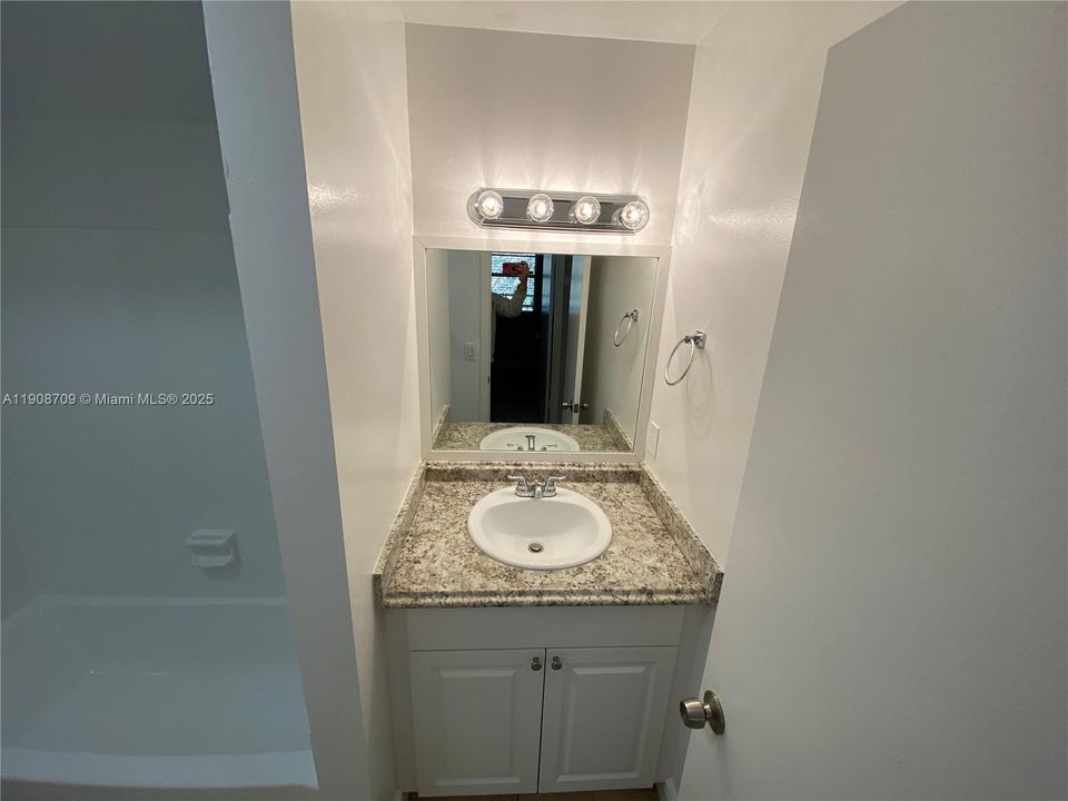 Active With Contract: $1,775 (2 beds, 1 baths, 903 Square Feet)