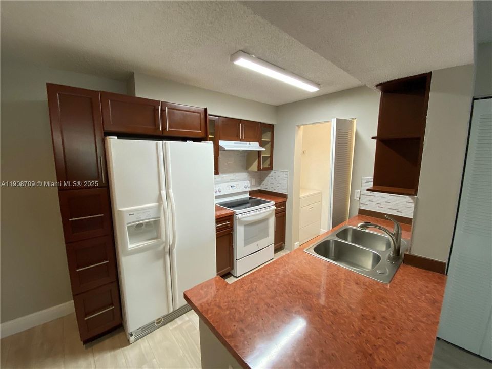 Active With Contract: $1,775 (2 beds, 1 baths, 903 Square Feet)
