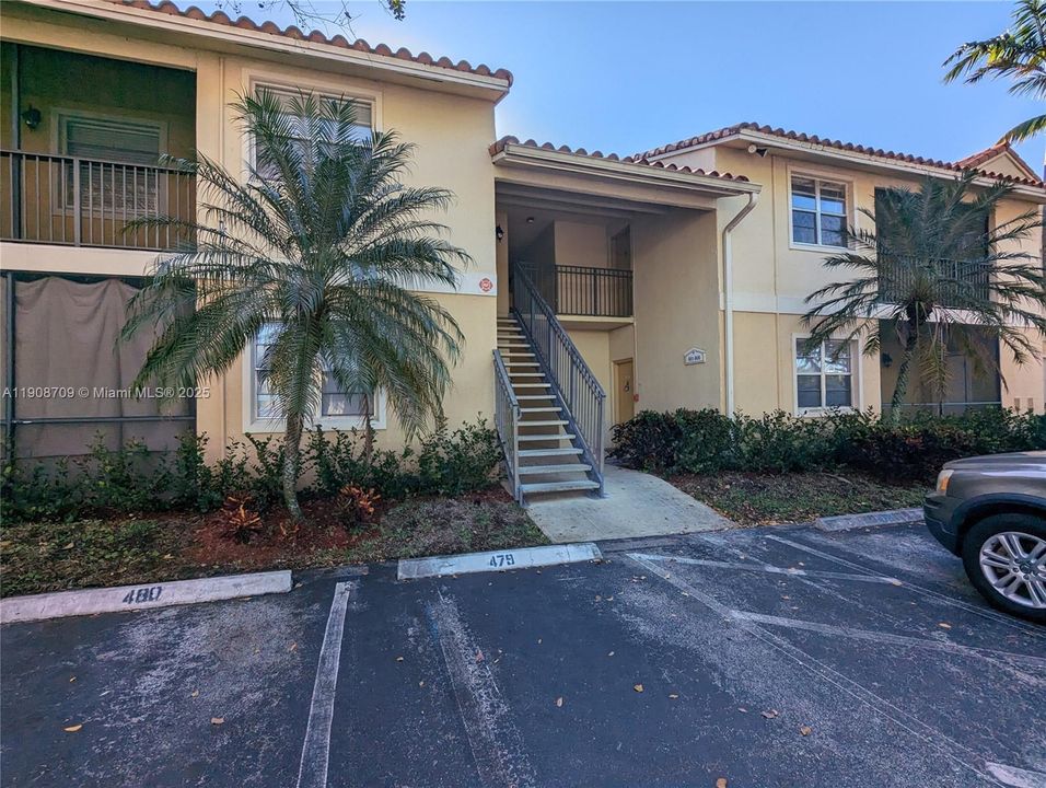 Active With Contract: $1,775 (2 beds, 1 baths, 903 Square Feet)