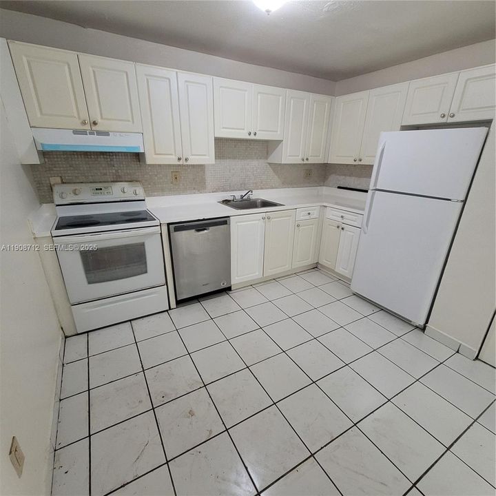 For Rent: $1,725 (2 beds, 2 baths, 790 Square Feet)