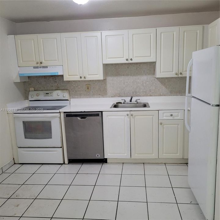 For Rent: $1,725 (2 beds, 2 baths, 790 Square Feet)