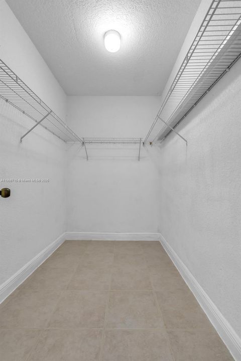 待售: $279,900 (1 贝兹, 1 浴室, 0 平方英尺)