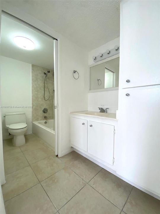 合同活跃: $200,000 (1 贝兹, 1 浴室, 767 平方英尺)