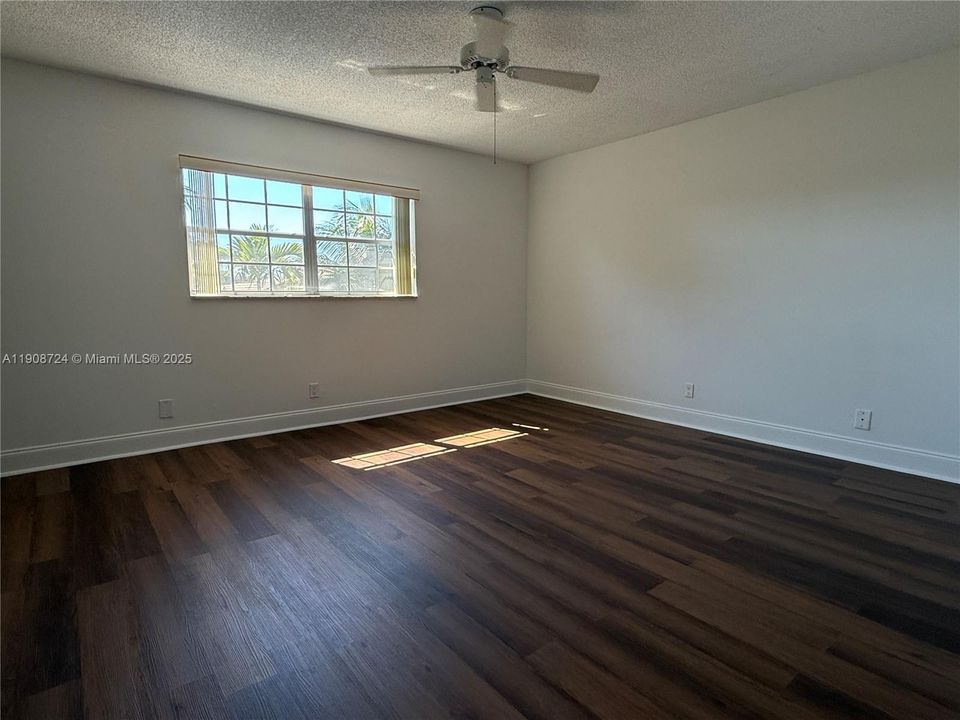 На продажу: $225,000 (2 спален, 2 ванн, 1230 Квадратных фут)