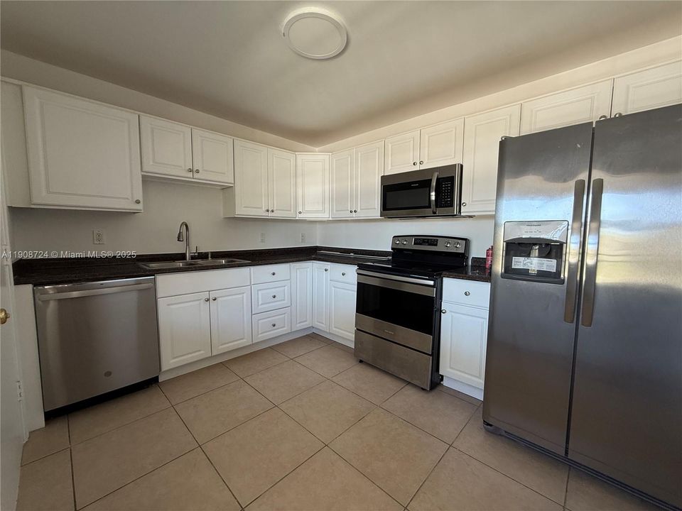 На продажу: $225,000 (2 спален, 2 ванн, 1230 Квадратных фут)