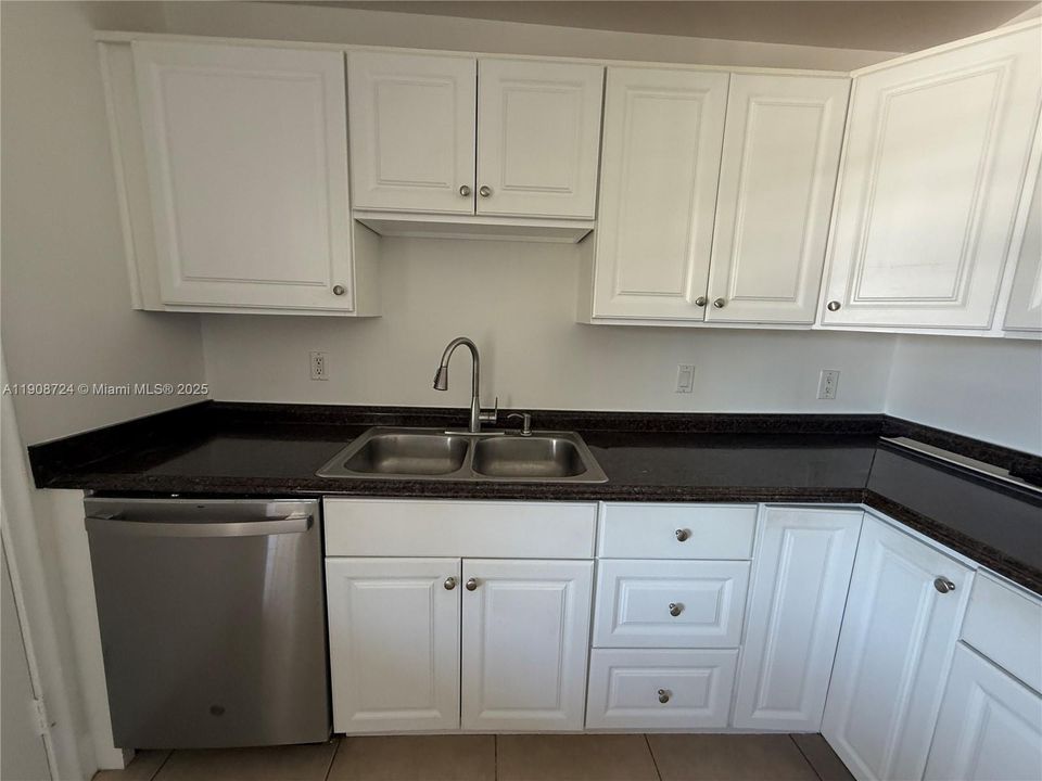 На продажу: $225,000 (2 спален, 2 ванн, 1230 Квадратных фут)