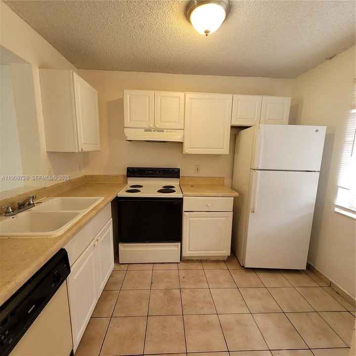 В аренду: $1,995 (2 спален, 2 ванн, 832 Квадратных фут)