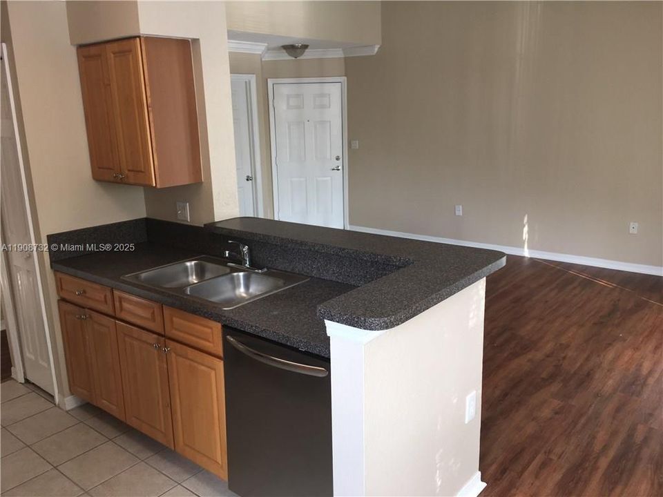 For Rent: $1,950 (1 beds, 1 baths, 787 Square Feet)