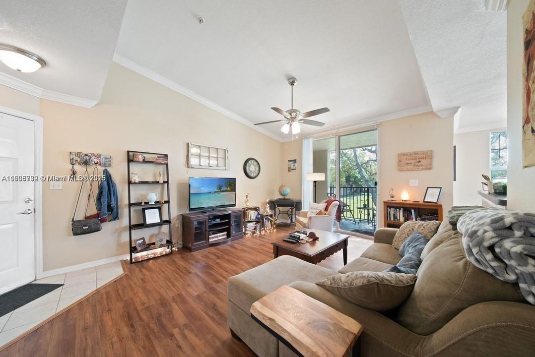 For Rent: $1,950 (1 beds, 1 baths, 787 Square Feet)