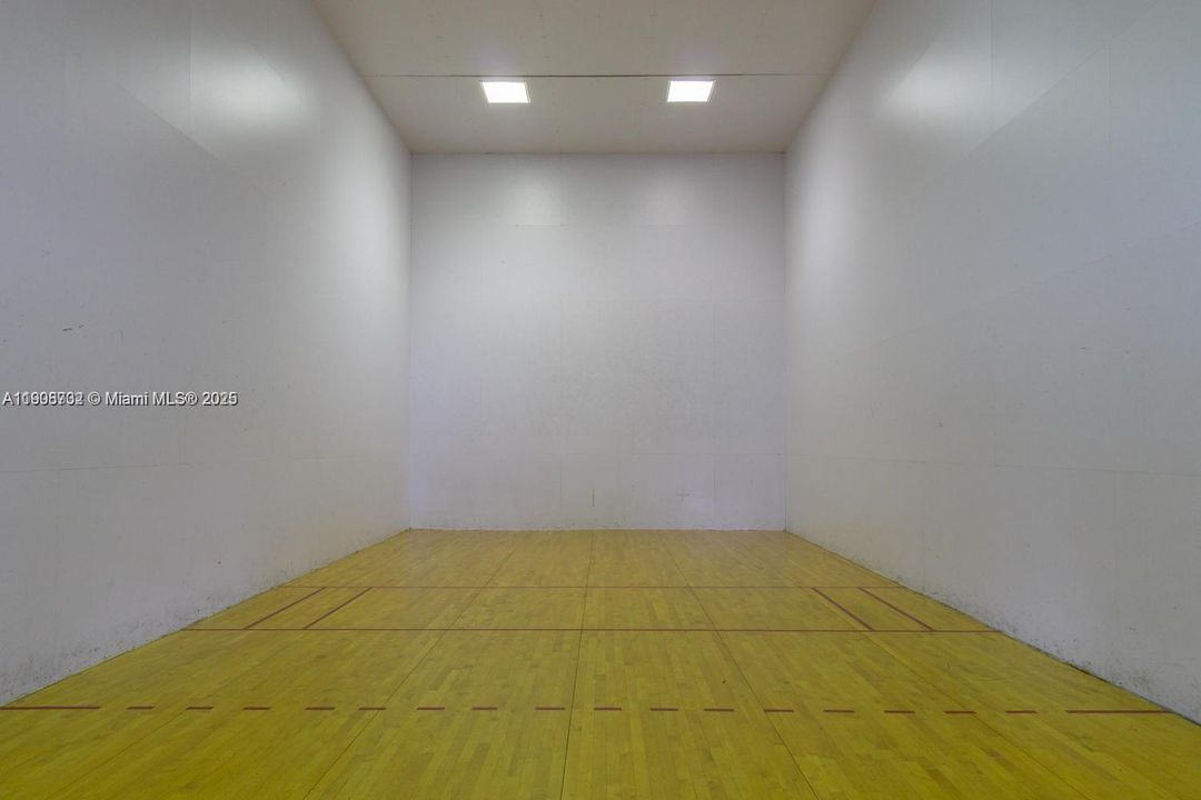 For Rent: $1,950 (1 beds, 1 baths, 787 Square Feet)