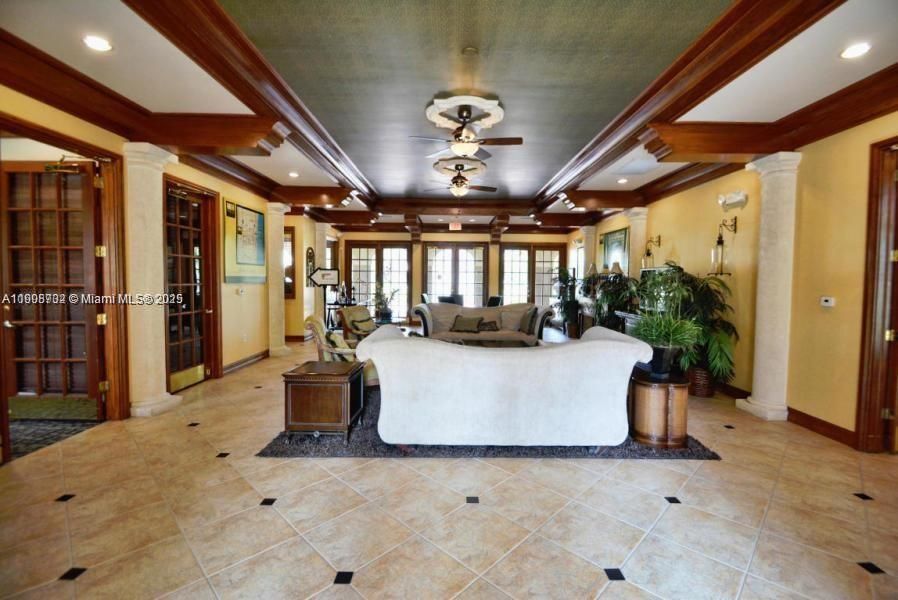 For Rent: $1,950 (1 beds, 1 baths, 787 Square Feet)