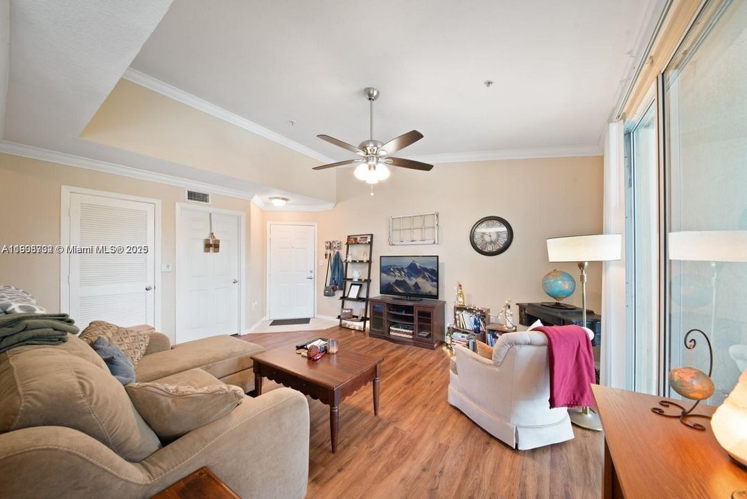 For Rent: $1,950 (1 beds, 1 baths, 787 Square Feet)