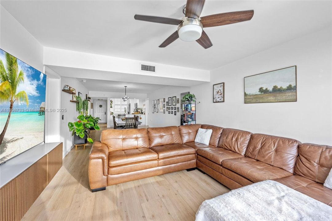 For Sale: $325,000 (2 beds, 2 baths, 1385 Square Feet)