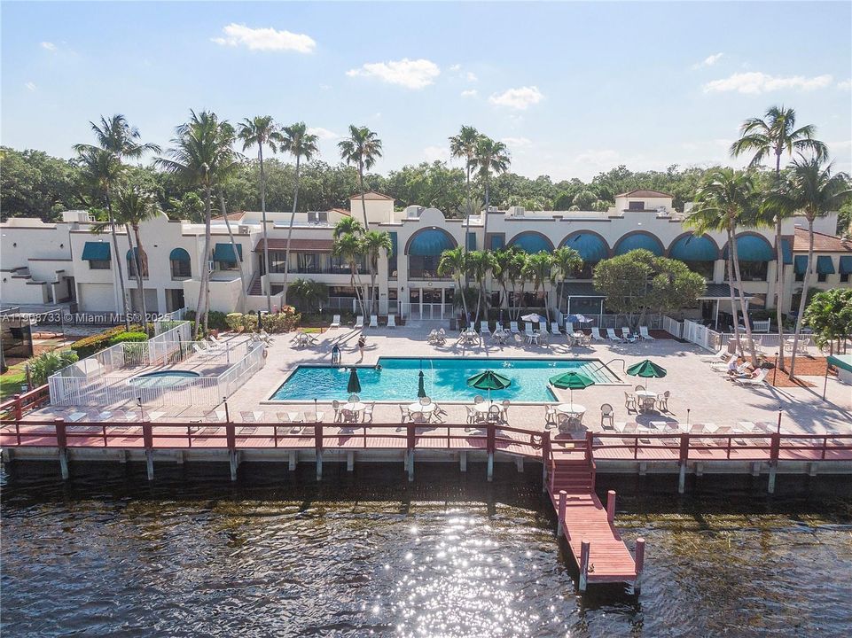 For Sale: $325,000 (2 beds, 2 baths, 1385 Square Feet)