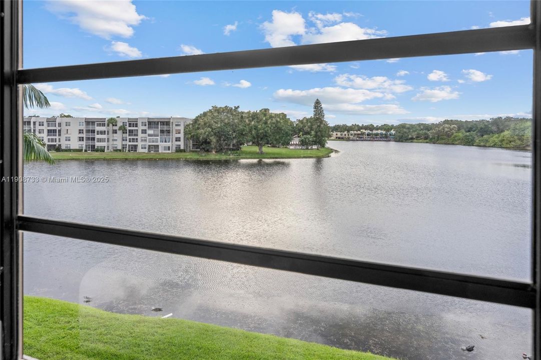 For Sale: $325,000 (2 beds, 2 baths, 1385 Square Feet)