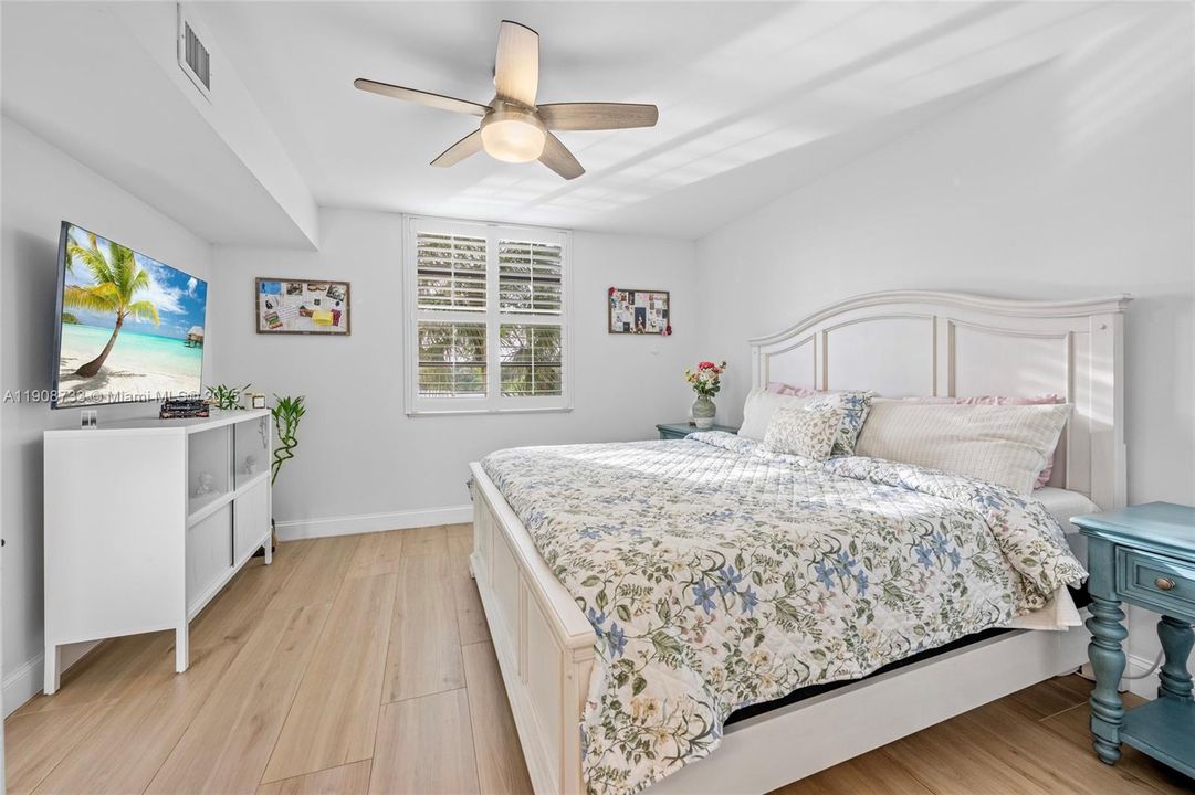 For Sale: $325,000 (2 beds, 2 baths, 1385 Square Feet)