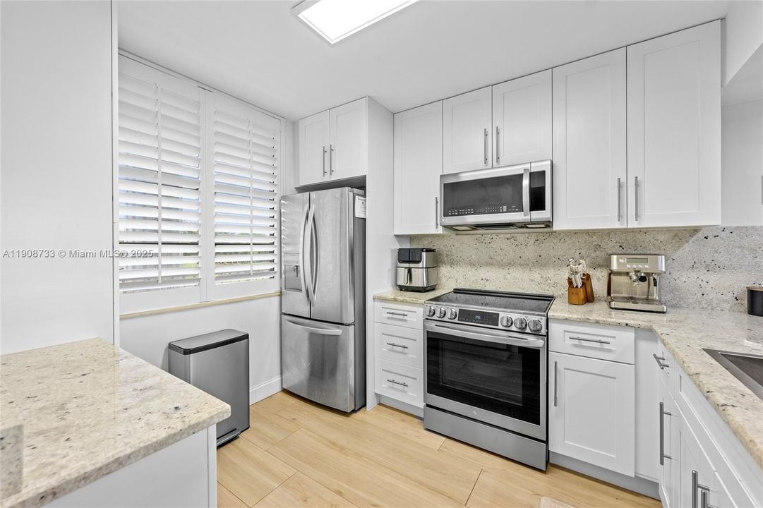 For Sale: $325,000 (2 beds, 2 baths, 1385 Square Feet)