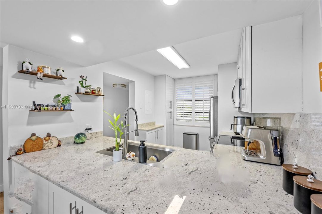 For Sale: $325,000 (2 beds, 2 baths, 1385 Square Feet)