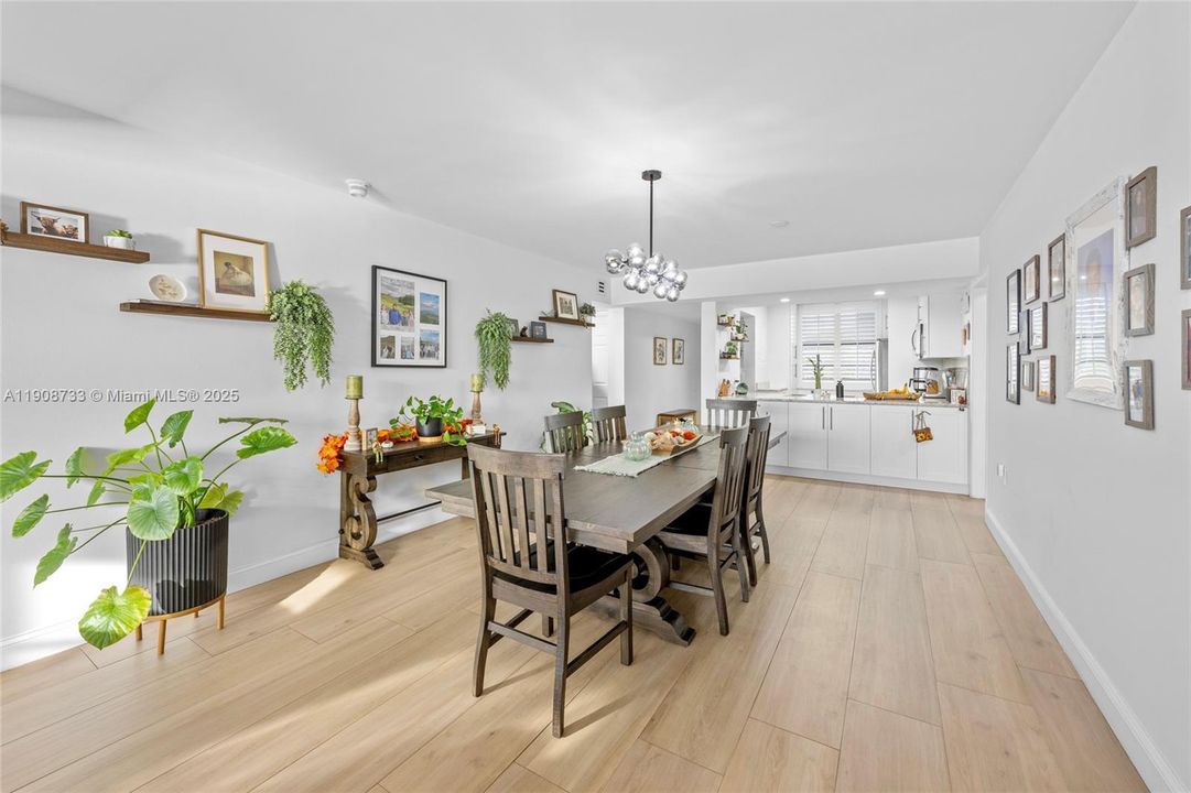 For Sale: $325,000 (2 beds, 2 baths, 1385 Square Feet)