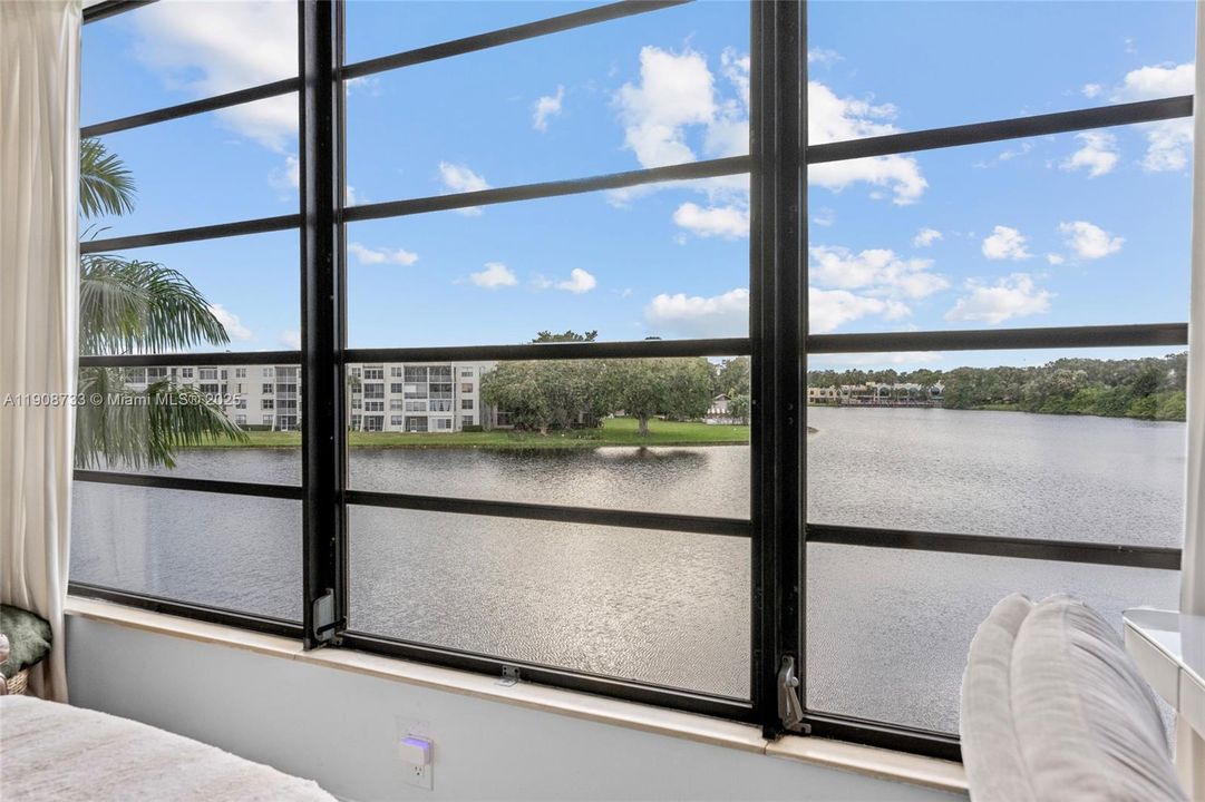 For Sale: $325,000 (2 beds, 2 baths, 1385 Square Feet)